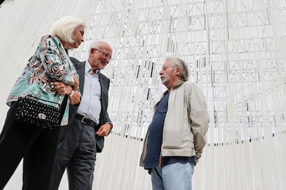 La mecenas Hortensia Herrero, su marido el empresario Juan Roig y el diseñador Javier Mariscal, este viernes, en La Marina de Valencia.
