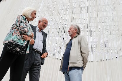 La mecenas Hortensia Herrero, su marido el empresario Juan Roig y el diseñador Javier Mariscal, este viernes, en La Marina de Valencia.