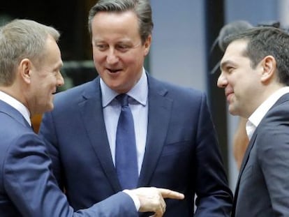 El presidente del Consejo Europeo, el polaco Donald Tusk (i-d), el primer ministro brit&aacute;nico, David Cameron, y su hom&oacute;logo griego, Alexis Tsipras, conversan al inicio de la cumbre de l&iacute;deres de la Uni&oacute;n Europea (UE) en Bruselas, B&eacute;lgica, hoy. 