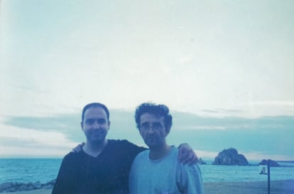 Mauricio Montiel y Roberto Bolaño, en Blanes (Cataluña), en septiembre de 2001.