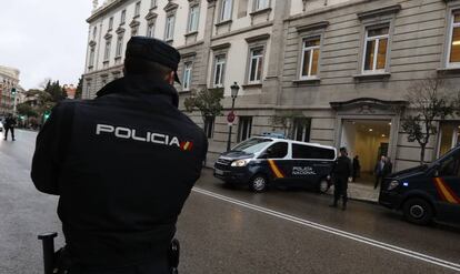 Furgones policiales abandonan el Tribunal Supremo.