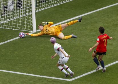 La portera Sandra Panos salva un gol de Megan Rapinoe. 