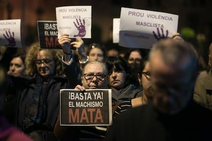 Una mujer sostiene un cartel durante una concentración contra la violencia de género en una localidad de Barcelona.