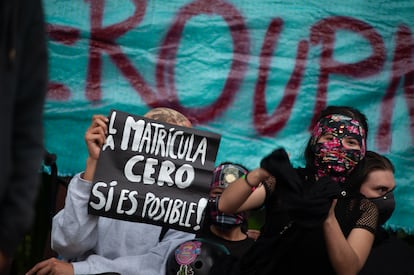 Estudiantes de la Universidad Pedagógica exigen la matrícula cero durante una protesta en julio de 2020, en Bogotá