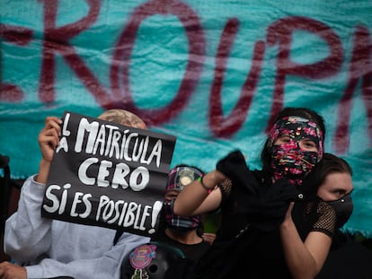 Estudiantes de la Universidad Pedagógica exigen la matrícula cero durante una protesta en julio de 2020, en Bogotá (Colombia).