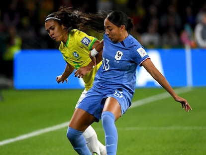 La jugadora Antonia de la selección brasileña es placada por Selma Bacha de Francia durante el partido de fútbol de la Copa Mundial Femenina de la FIFA 2023 entre Francia y Brasil en el estadio de Brisbane en Brisbane, Australia, 29 de julio de 2023.