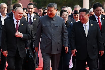 Desde la izquierda, el presidente ruso Vladimir Putin, el presidente chino Xi Jinping y el líder norcoreano Kim Jong Un a su llegada al desfile, este miércoles.
