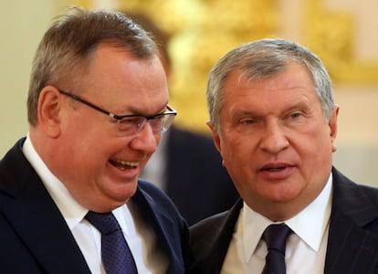 Igor Sechin (derecha) conversa con Andrey Kostin, otro de los oligarcas rusos sancionados por Reino Unido, en un evento en el Kremlin, en diciembre de 2015.