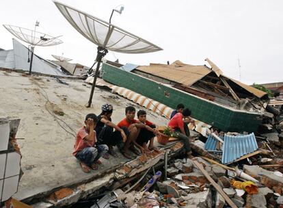 Miles de personas han perdido sus casas y estn a la interperie, temerosos ya que la tierra sigue temblando