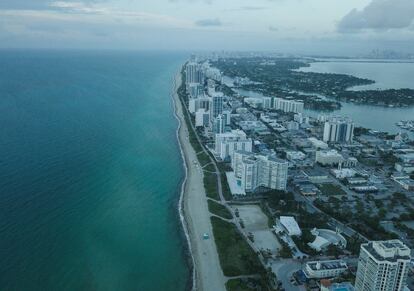 Una vista aérea de Miami Beach desde North Beach mirando a South Beach al amanecer.