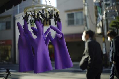 Unos guantes de goma se secan en una calle de Tokio (Japón). Se cumple un año desde que Japón detectó el primer caso de coronavirus en el país, que recientemente ha declarado un segundo estado de emergencia en varias regiones por el alarmante aumento de contagios y muertes.