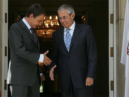 José Luis Rodríguez Zapatero recibe a Emilio Pérez Touriño en el palacio de la Moncloa.