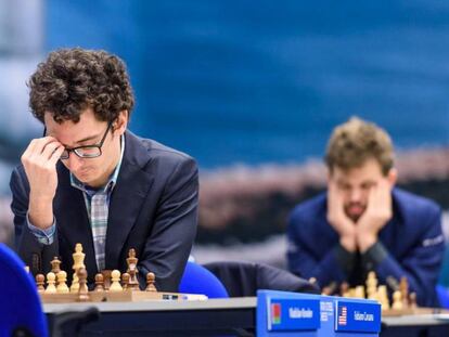 Caruana, y al fondo Carlsen, durante el Festival Tata de Wijk aan Zee (Países Bajos) el pasado enero