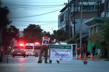 Una ambulancia transporta a algunos de los niños rescatados de la cueva Tham Luang (Tailandia) hacia el hospital en Chiang Rai, el 10 de julio de 2018.