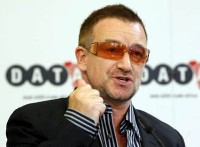 Bono, comparece en una rueda de prensa en Berlín para denunciar la falta de ayudas para África