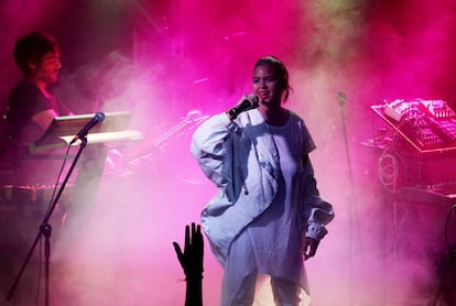 La cantante de Bomba Estéreo, Liliana Saumet, el pasado 15 de junio, en un actuación del grupo en Bogotá (Colombia).