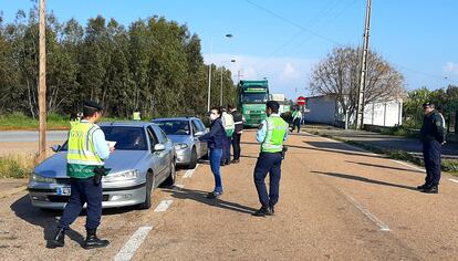 Control fronterizo de la policía portuguesa en Caia, en la tarde del domingo.