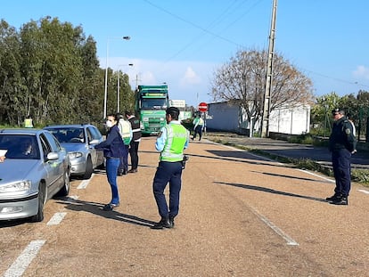 Control fronterizo de la policía portuguesa en Caia, en la tarde del domingo.