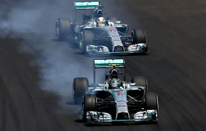 Rosberg pilota delante de Hamilton, ayer en Interlagos.
