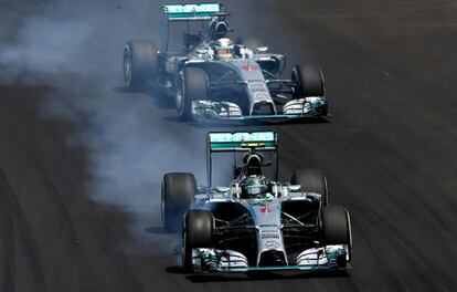 Rosberg pilota delante de Hamilton, ayer en Interlagos.