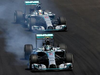 Rosberg pilota delante de Hamilton, ayer en Interlagos.