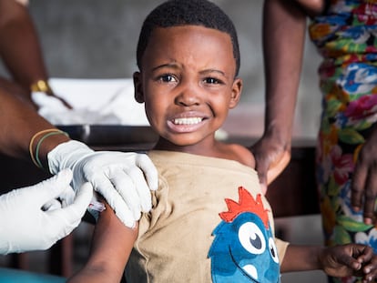 Un niño se vacuna contra la fiebre amarilla en Kinshasa, durante una campaña de MSF en 2016, en República Democrática del Congo.