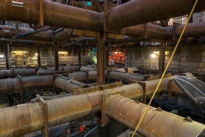 La estación de Farringdon se convertirá en el nodo central del Crossrail. En la imagen, los trabajadores descienden desde un agujero abierto en el suelo de la mencionada estación.