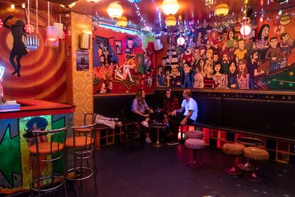 Ambiente en el bar Taperware, en Malasaña, uno de los pocos que estaba abierto en la zona en la madrugada del jueves al viernes.
