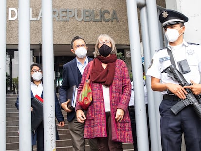 La investigadora Gabriela Dutrénit, ahora absuelta, tras declarar sobre los delitos que le imputaban, en 2021, en Ciudad de México.