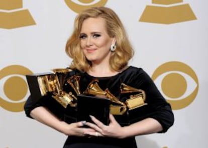 Adele posa con los premios Grammy.