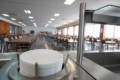 Detalle de unos platos del comedor de cadetes de la Academia Militar General de Zaragoza, este miércoles