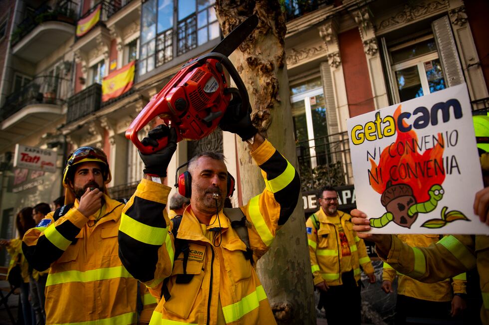 3.000 bomberos forestales de toda España protestan en Madrid para ...