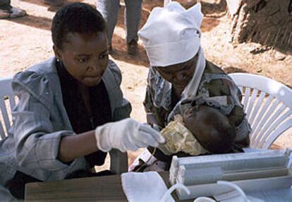 Extracción de sangre a un bebé en el Centro de Salud Internacional en Manhiça (Mozambique).