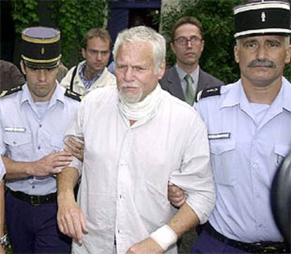 Ira Einhorn, escoltado por policías franceses.