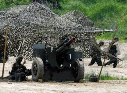 Soldados surcoreanos desplegados para llevar a cabo unas maniobras cerca de la frontera con Corea del Norte.