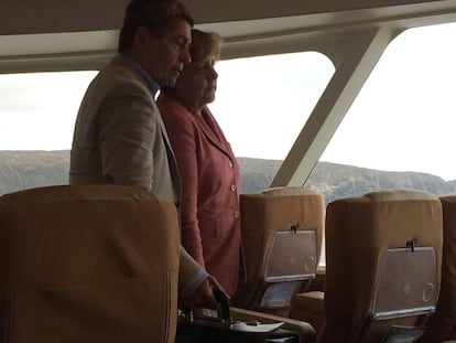 Merkel, junto a su esposo, en un barco regular de pasajeros que une La Gomera con Tenerife, en 2017.