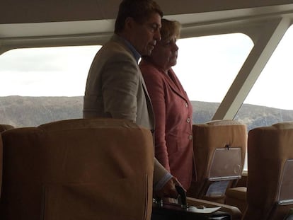 Merkel, junto a su esposo, en un barco regular de pasajeros que une La Gomera con Tenerife, en 2017.