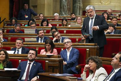 Un momento de una intervención de Albert Batet, líder de Junts en el Parlament, en presencia del presiden Pere Aragonès.