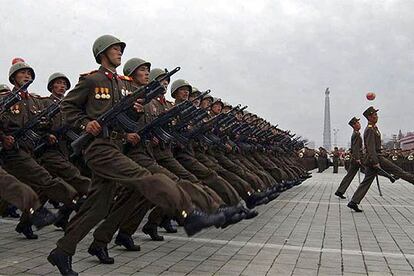 El Ejército de Corea del Norte desfila en Pyongyang en septiembre de 2003.