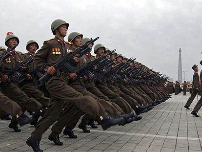 El Ejército de Corea del Norte desfila en Pyongyang en septiembre de 2003.