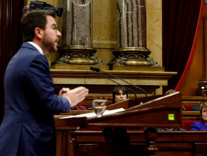 La consellera de Educación, Anna Simó atiende al presidente de la Generalitat, Pere Aragonès.