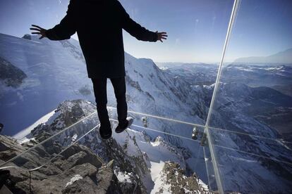 Vistas desde la instalación 'Step into the Void' situada en la montaña Aiguille du Midi, Alpes franceses. El `Chamonix Skywalk´ es una estructura de cinco paredes de cristal instalada en la terraza superior de la Aiguille du Midi (3842m), con una elevación de 1.000 metros, donde los visitantes pueden tener la impresión de estar en el vacío. La habitación de cristal se abrirá al público el 21 de diciembre.