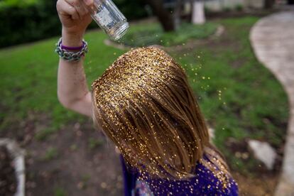 Keegan es un niño de 9 años que representa uno de los desafíos a los que se enfrentan los educadores al adaptarse a la gama de identidades de género que los estudiantes pueden expresar. En la foto, Keegan se rocía el pelo con purpurina durante su fiesta de cumpleaños.