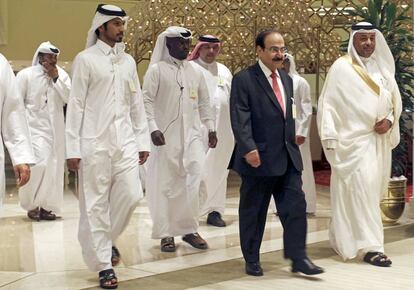 El ministro de Energía de Bahrein, Abdul Hussain, al llegar a la reunión