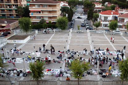 La plaza de la Lluna, donde los <b><i>manteros</b></i> venden su mercancía.