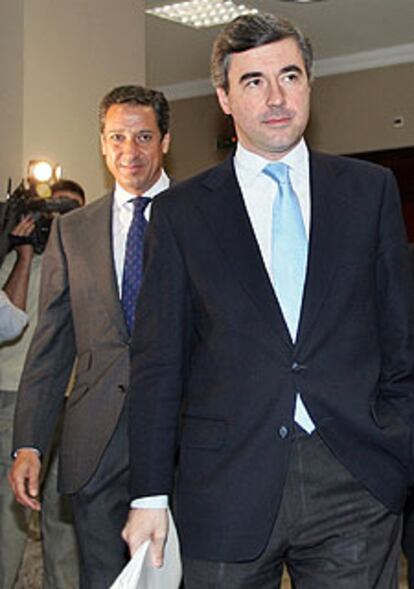 Acebes, acompañado por Zaplana, a su llegada al Congreso.