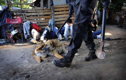 Redada policial contra un punto de narcomenudeo en Rosario.