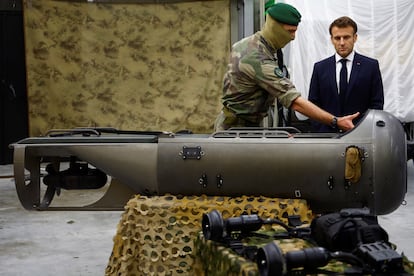 El presidente francés, Emmanuel Macron, este miércoles durante una visita a un grupo de élite de las fuerzas navales en Saint-Mandrier-sur-Mer, cerca de Toulon.