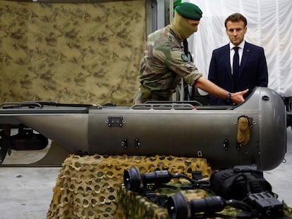 El presidente francés, Emmanuel Macron, este miércoles durante una visita a un grupo de élite de las fuerzas navales en Saint-Mandrier-sur-Mer, cerca de Toulon.