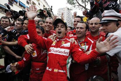 Fernando Alonso celebra el tercer puesto en Mónaco y el liderato del Mundial.